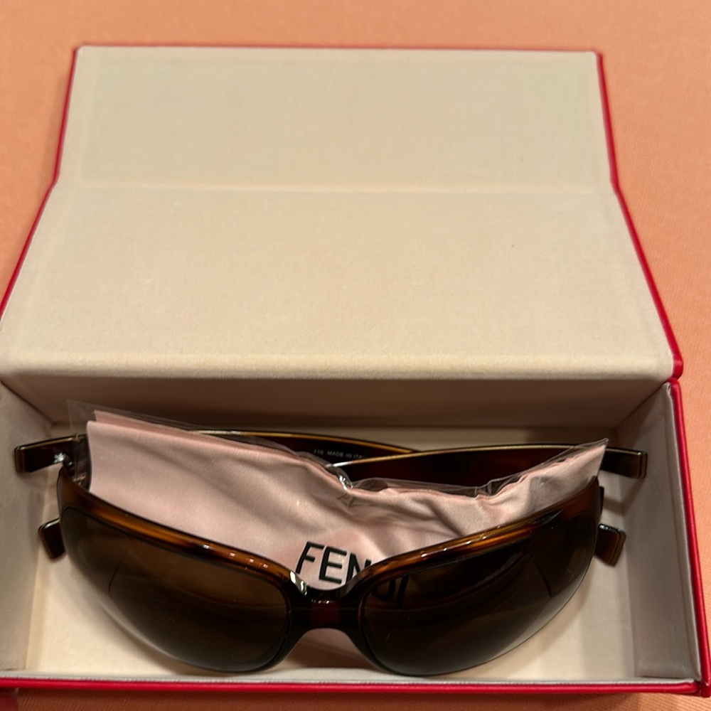 New Fendi Oversized Brown/Gold Sunglasses. - Picture 3 of 10